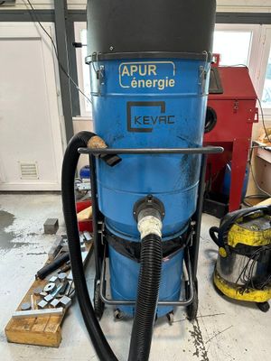une machine bleue qui se trouve dans un garage