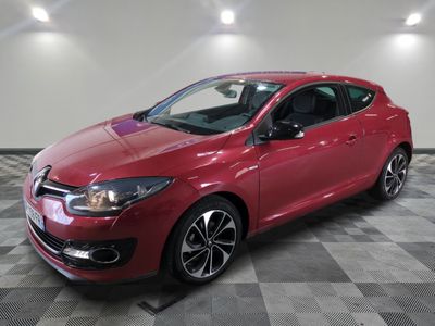 la voiture rouge est garée dans le garage sur le sol en damier
