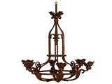 un vieux lustre en fer à quatre lumières suspendu au plafond