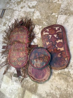 Lots de coussins et ornements en cuir peint