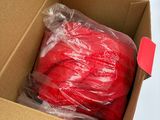 une boîte contenant une pelote de laine rouge