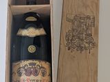 une bouteille de vin dans un coffret en bois sur une table