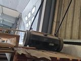 une machine posée sur une table dans une pièce