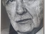 une vieille photo d'un homme moustachu en costume-cravate