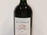 une bouteille de vin posée sur une table