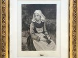 une photo en noir et blanc d'une femme en robe