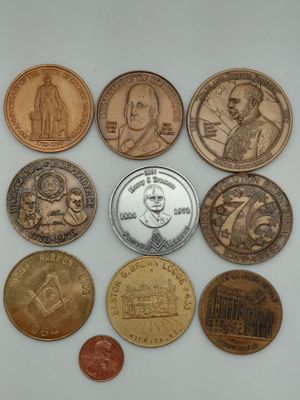 beaucoup de pièces qui sont sur la table