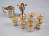 plusieurs coupes en argent et une coupe en argent posées sur une table