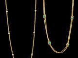 un collier composé de perles dorées et turquoise et une chaîne en or