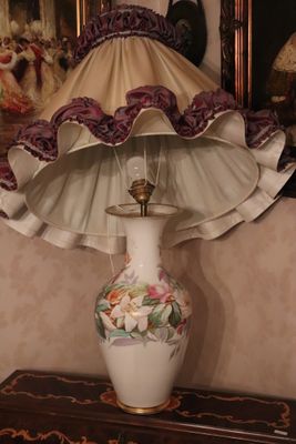 a lamp that is sitting on a table in front of a mirror