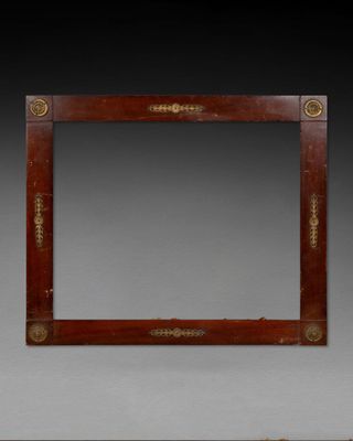 LOT DE DEUX CADRES, un en pin plaqué acajou à décor de rosac… - Photo 1