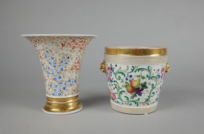 PORCELAINE DE PARIS. Vase et cache-pot en porcelaine dorée e…