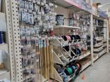 de nombreux articles à vendre sur les étagères du magasin