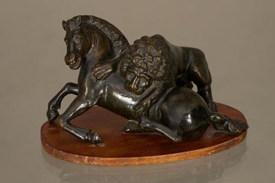 statue en bronze d'un cheval avec un cavalier sur son dos
