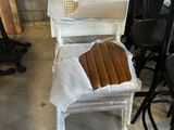 une chaise dans laquelle se trouve un tas de cigares
