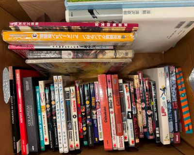 plusieurs livres empilés dans une boîte