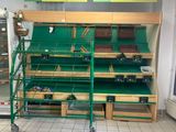 un grand étalage de fruits et légumes dans un magasin