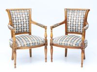 Paire de fauteuils en bois naturel, mouluré et sculpté à dos…
