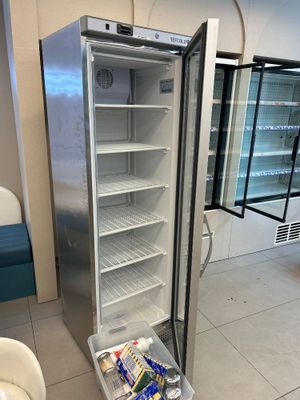 un réfrigérateur dont la porte est ouverte dans une pièce