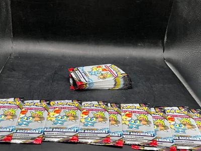 une pile de cartes à collectionner Pokémon posée sur une table noire