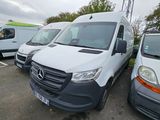 de nombreuses camionnettes blanches garées les unes à côté des autres sur un parking