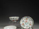 quatre pièces de porcelaine chinoise, dont un bol, une soucoupe et une soucoupe