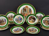 un lot d'assiettes ornées de bordures vertes et dorées