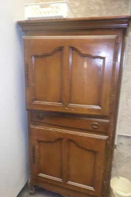 un meuble en bois dans le coin d'une pièce