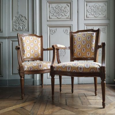 Paire de fauteuils cabriolet en bois mouluré et sculpté, sty… - Photo 1