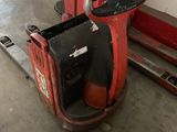 une machine rouge qui est garée dans le garage