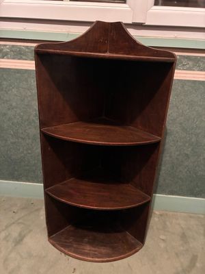 Encoignure en bois naturel à 4 plateaux en quart de cercle