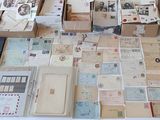 beaucoup de vieux papiers et de cartes postales posés sur une table