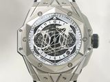 gros plan d'une montre sur fond blanc