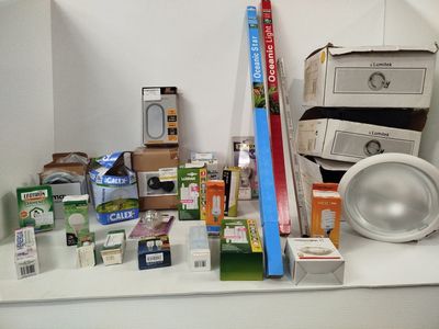 tout un tas d'objets différents sur une étagère dans une pièce