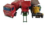 un camion jouet équipé d'une bétonnière et un camion équipé d'une bétonnière