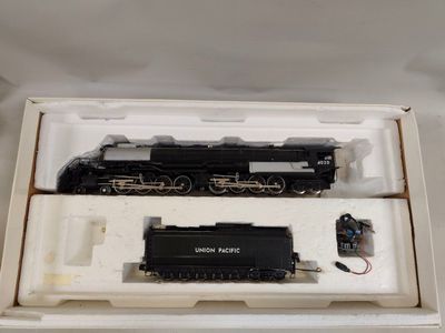 une boîte contenant un petit train, posée sur une surface blanche