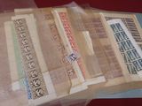 tout un tas de timbres de toutes sortes empilés les uns sur les autres