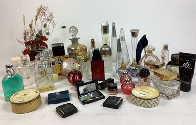 plusieurs types de flacons de parfum sur la table