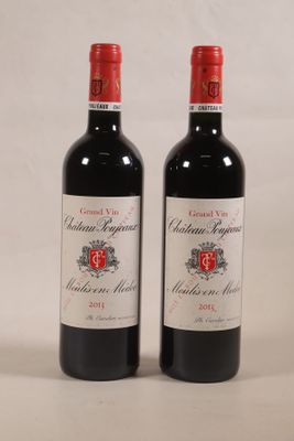 deux bouteilles de vin rouge posées l'une à côté de l'autre