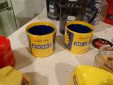 tasses à café jaunes et bleues posées sur le comptoir d'une cuisine