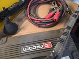 une boîte avec des fils et un chargeur posé dessus