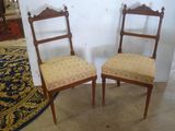 paire de chaises anciennes en bois avec coussins rembourrés