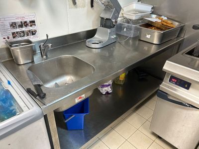 une cuisine équipée d'un évier, d'une cuisinière et d'un lave-vaisselle
