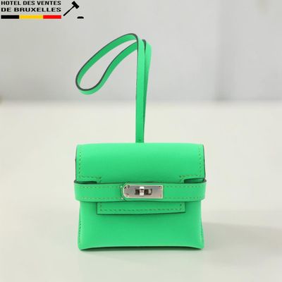 un petit sac à main vert posé sur une table blanche