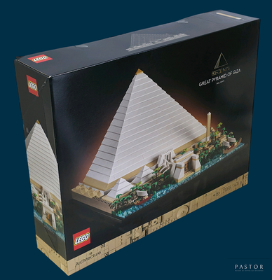 une boîte contenant une maquette Lego représentant une pyramide