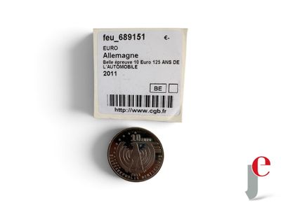 un gros plan d'une pièce de monnaie posée sur une surface blanche, avec un code-barres