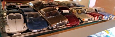 un lot de voitures-jouets exposées dans une vitrine