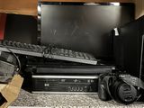 une photo d'un bureau sur lequel se trouvent un ordinateur, un clavier, une souris et d'autres appareils électroniques