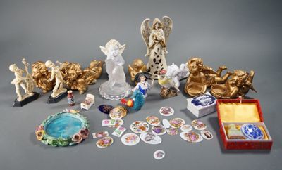 beaucoup de figurines qui se trouvent sur la table