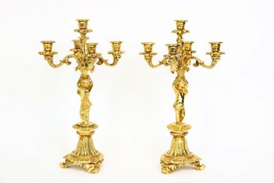 une paire de chandeliers anciens en laiton, ornés chacun d'un ange